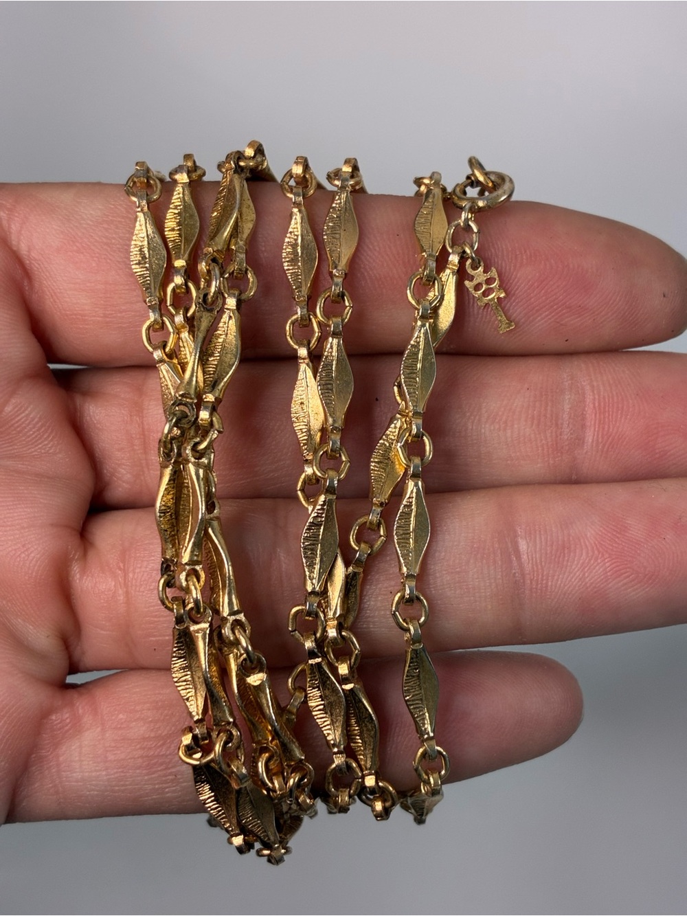 VTG Crown Trafari Women's Gold Leaf Link Flapper Necklace - Polished Gold Chain